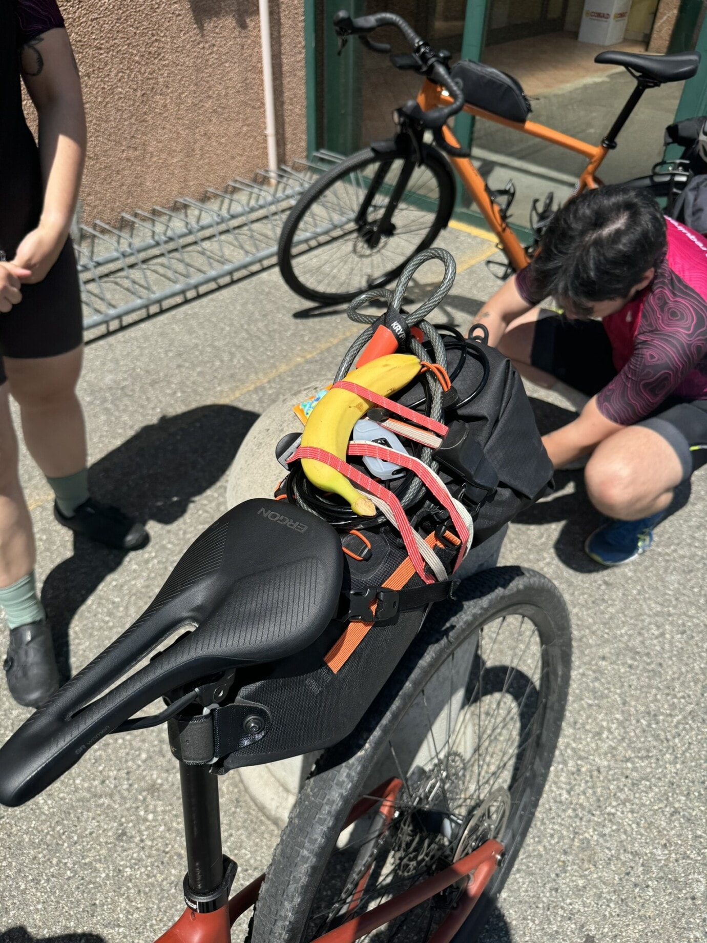 Eine Banane auf dem Fahrrad gepackt.