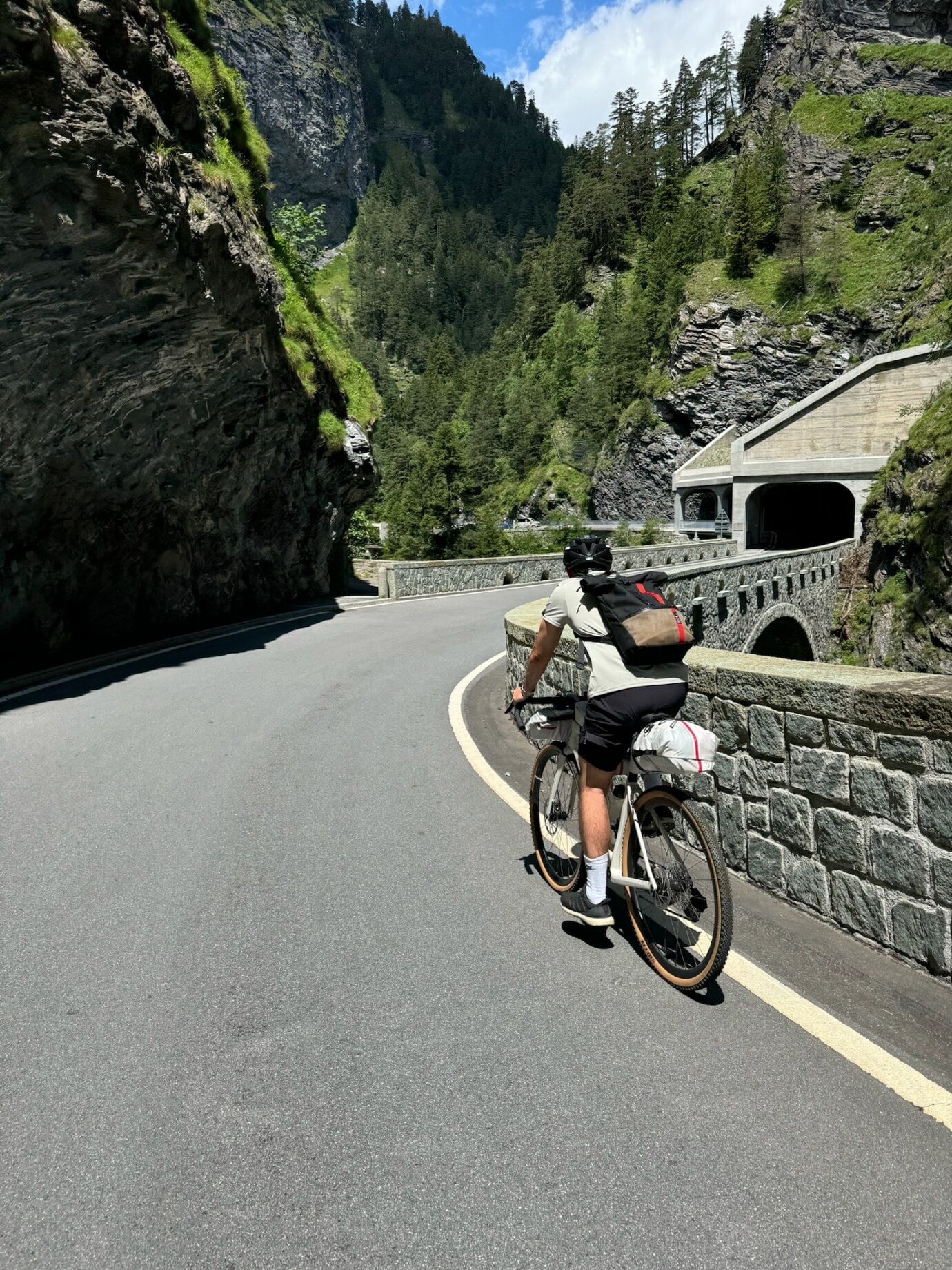 Dominik auf seinem bepackten Fahrrad im Viamala-Tal.