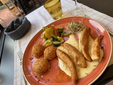 Foto von einem Fleischgericht mit Gemüsebällchen.