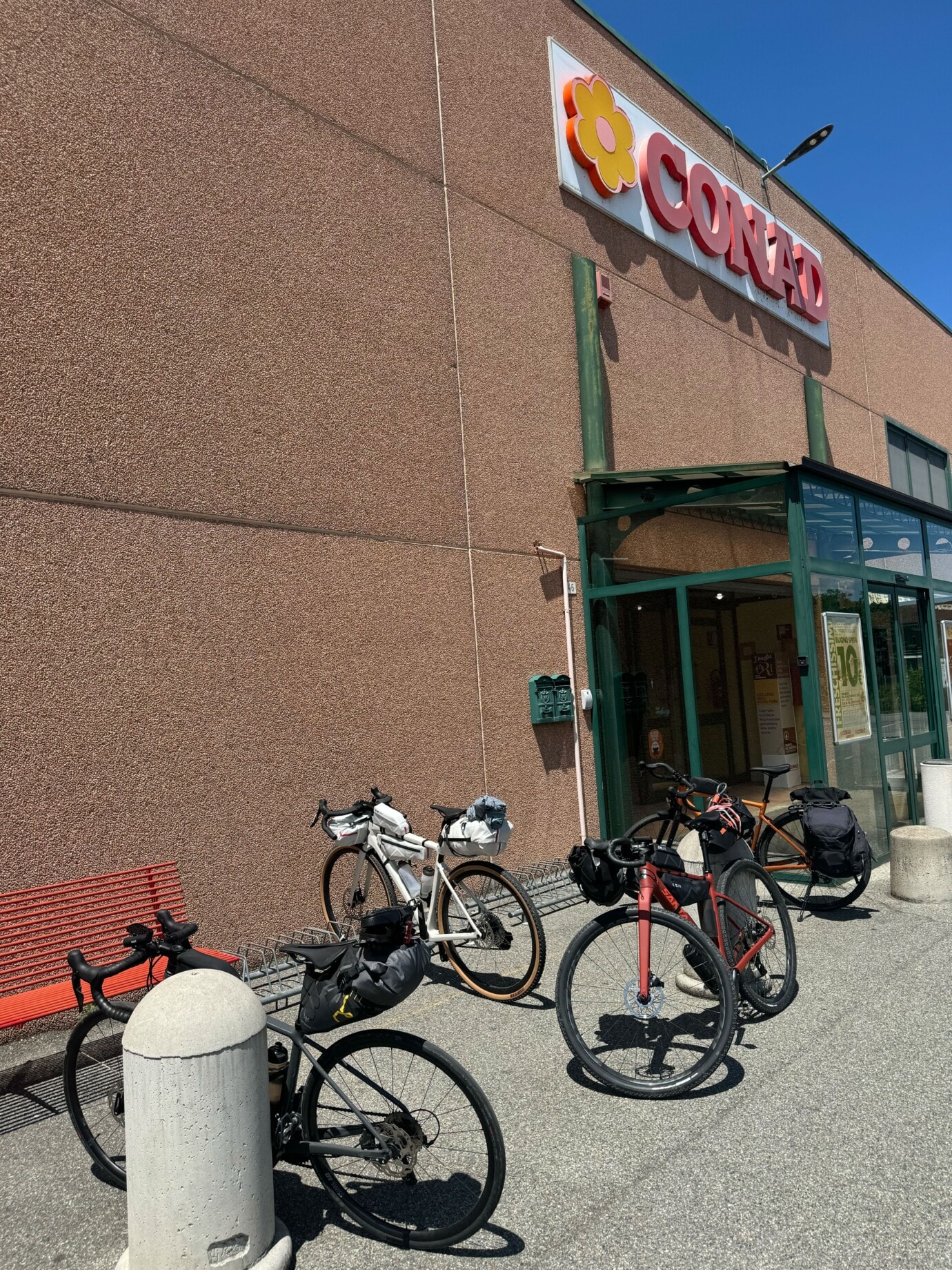 Pitstop: Bicycles parked in front of a supermarket.