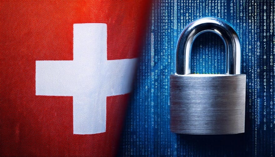 Schweizer Flagge und Vorh&auml;ngeschloss symbolisieren das neue Datenschutzgesetz revDSG ab 1. September 2023.
