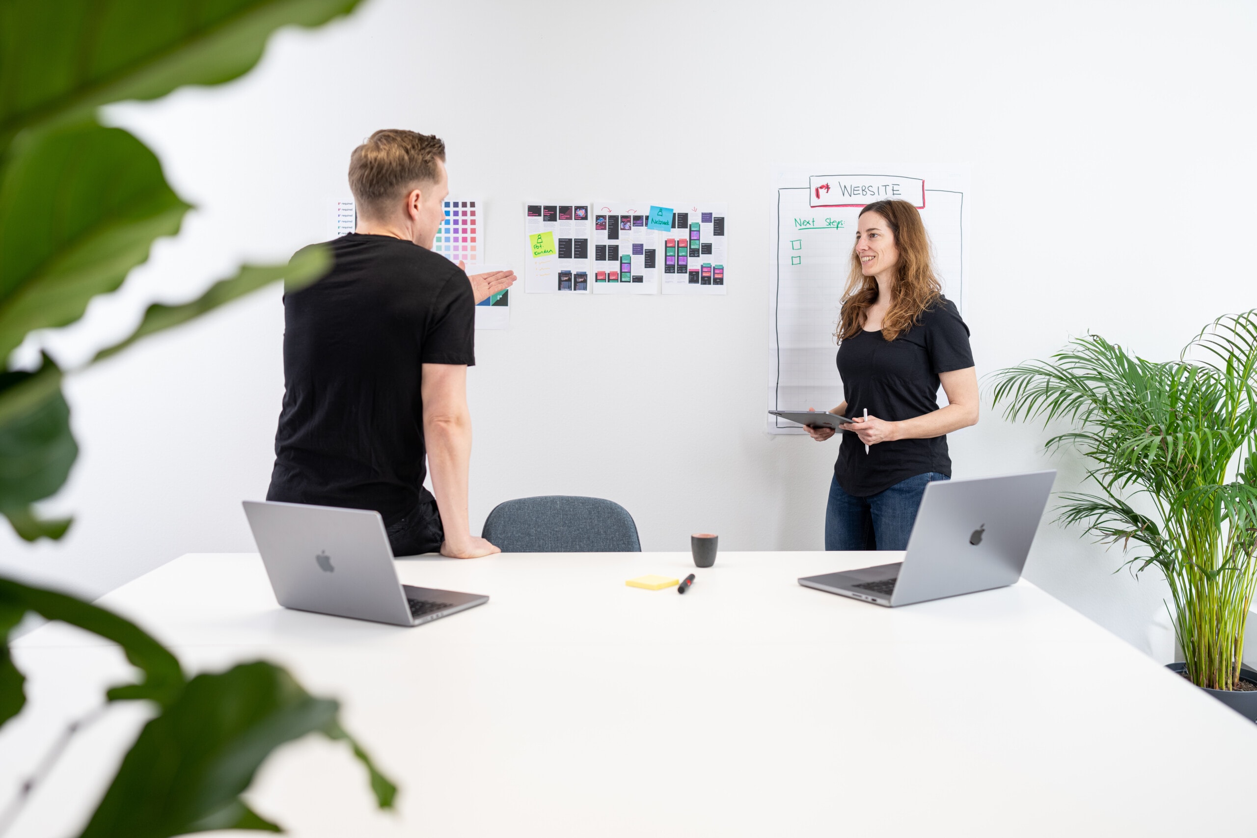 Digital Agentur Team bei der Arbeit: Paschi und Karin planen kreative Webprojekte an Whiteboard