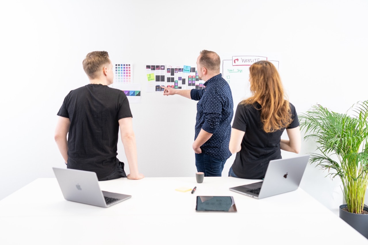 Frontend-Entwickler:innen Karin, Velthy und Paschi arbeiten an einem WordPress-Projekt.