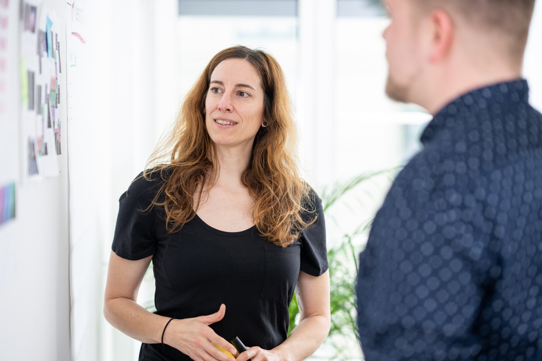 Digital Agentur Experten diskutieren UX und UI Design Strategien für optimale Benutzererfahrung