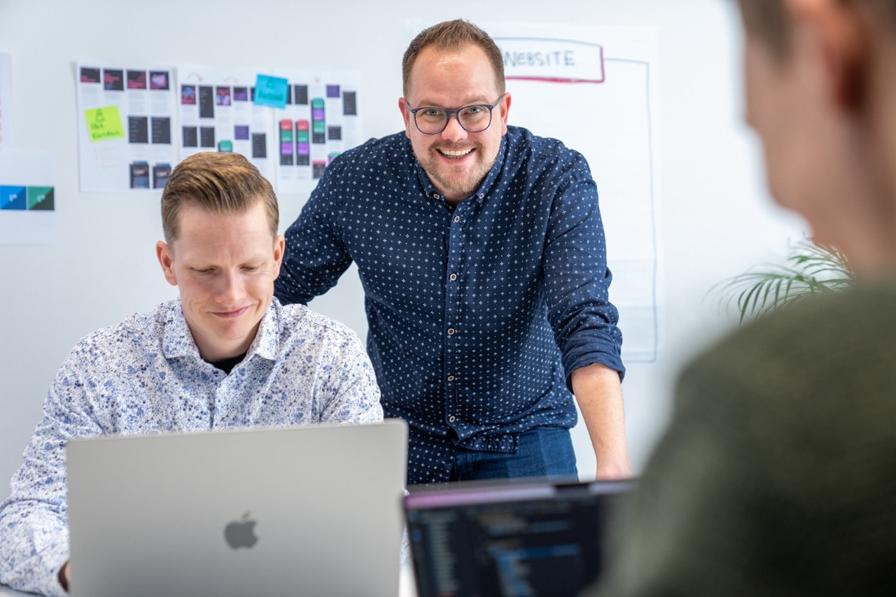 Velthy und Paschi arbeiten an einem Laptop in einer Frontend-Agentur, die sich auf visuell ansprechende und benutzerfreundliche Webseiten spezialisiert.