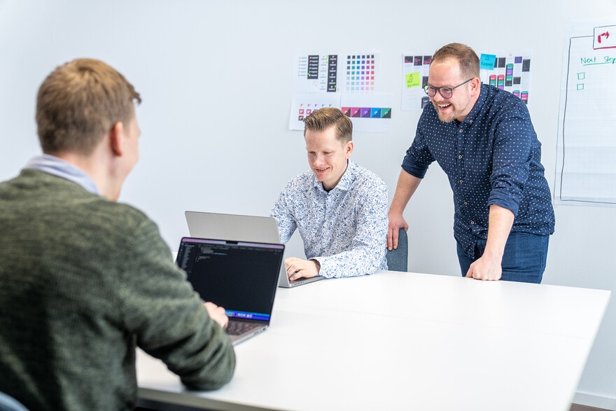 Unsere Entwickler bei der Arbeit. Paschi, Velthy und Ulrich.