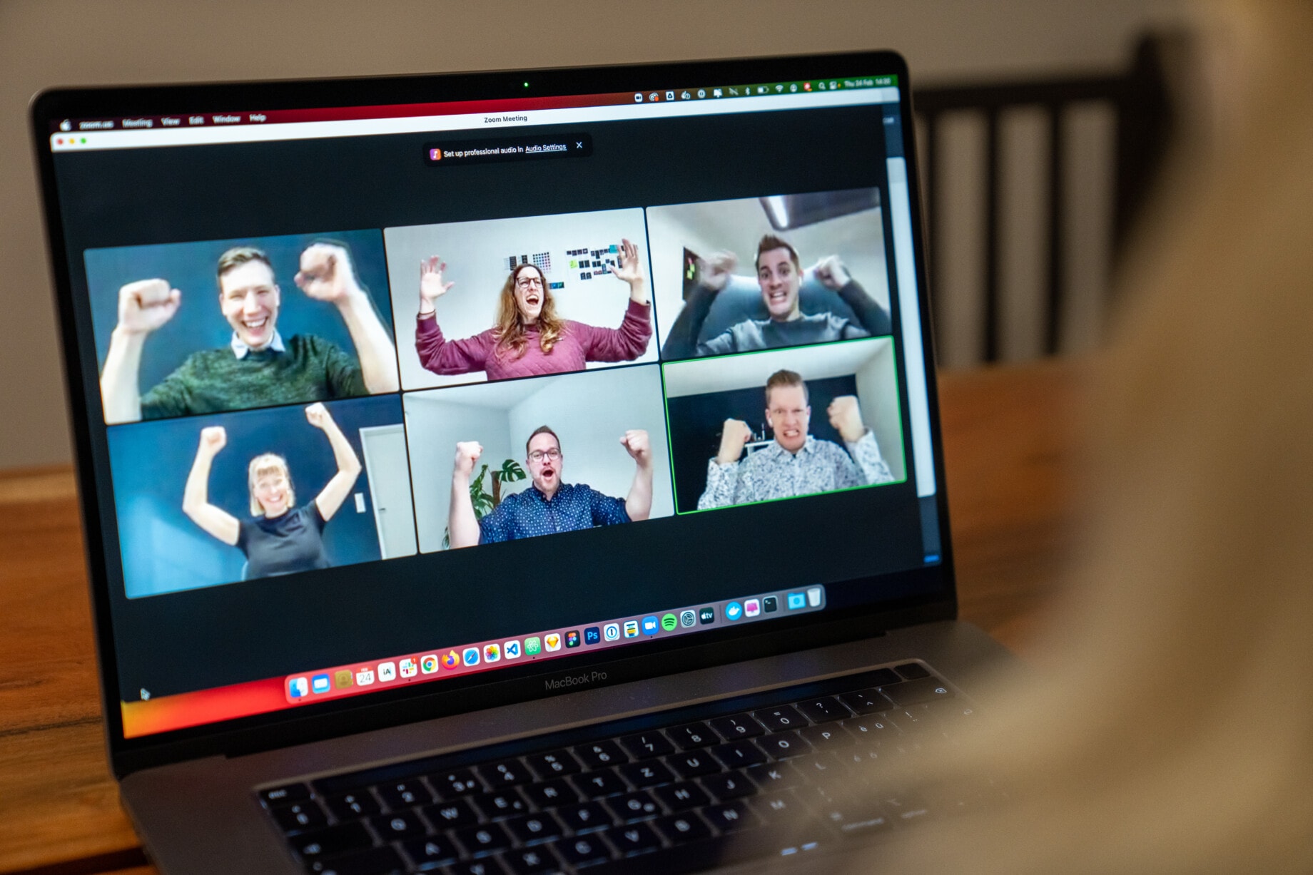 Erfolgreicher Projektabschluss – jubelndes Team der WordPress Agentur required.com in St. Gallen.