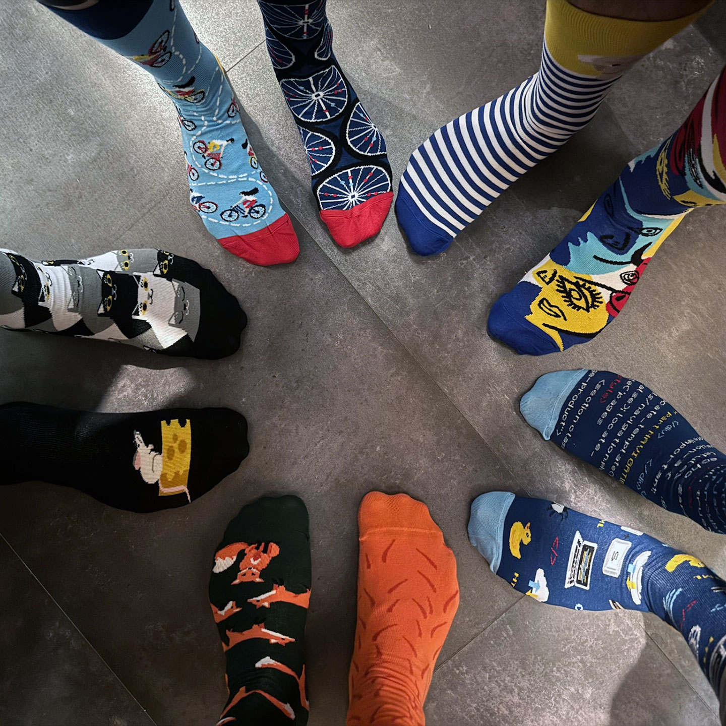 Bunte, gemusterte Socken in kreativen Designs, kreisförmig angeordnet.